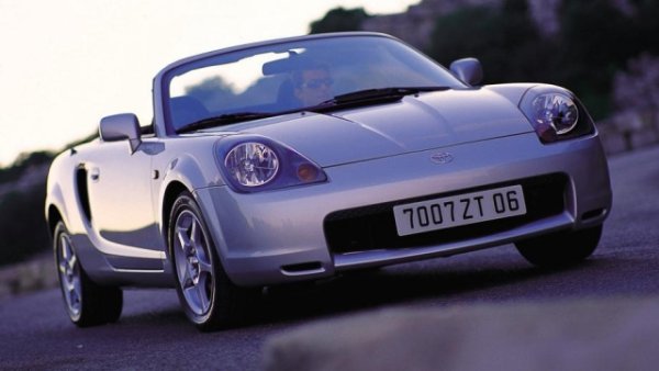 Последно по &bdquo;азбучни&ldquo; причини (на латински), но със сигурност не по важност или усъвършенстване, е третото поколение на добре познатата Toyota MR2 . Този японски &bdquo;паяк&ldquo; има пъргавината и лекотата, за да предизвика Mazda MX-5. Подобен по намерение на иконата на Хирошима, той се дистанцира значително от гледна точка на техническия подход, с приемането на по-щедро междуосие ( 2,4 метра срещу 2,27, въпреки по-късата дължина) и преди всичко централното място на двигателя. 

Последният идва от Celica coup&eacute;  и е 1.8 с алуминиева глава плюс картер и променливо газоразпределение, способни да доставят 140 к.с. и 176 Nm въртящ момент. Те могат да се комбинират с шестстепенна ръчна трансмисия или автоматична SMT с бутони на волана.

Въпреки спада в мощността в сравнение с предишното поколение, което с версията 3S-GTE има 245 к.с., производителността все още остава много респектираща До стотака стига за 6,8 секунди  благодарение преди всичко на малското си тегло. В случай на конфигурацията с ръчна скоростна кутия не надвишава един тон. MR2 остава в производство в продължение на седем години до 2007-а. Компанията обаче не публикува никакви числа.
